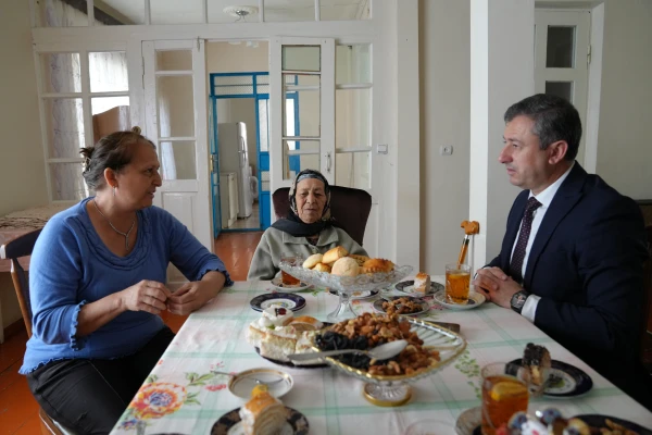 Dövlət Əmək Müfəttişliyi Xidmətinin rəisi Elnar Hüseynov Culfa rayonundan olan bir sıra şəhid ailələrini ziyarət edib